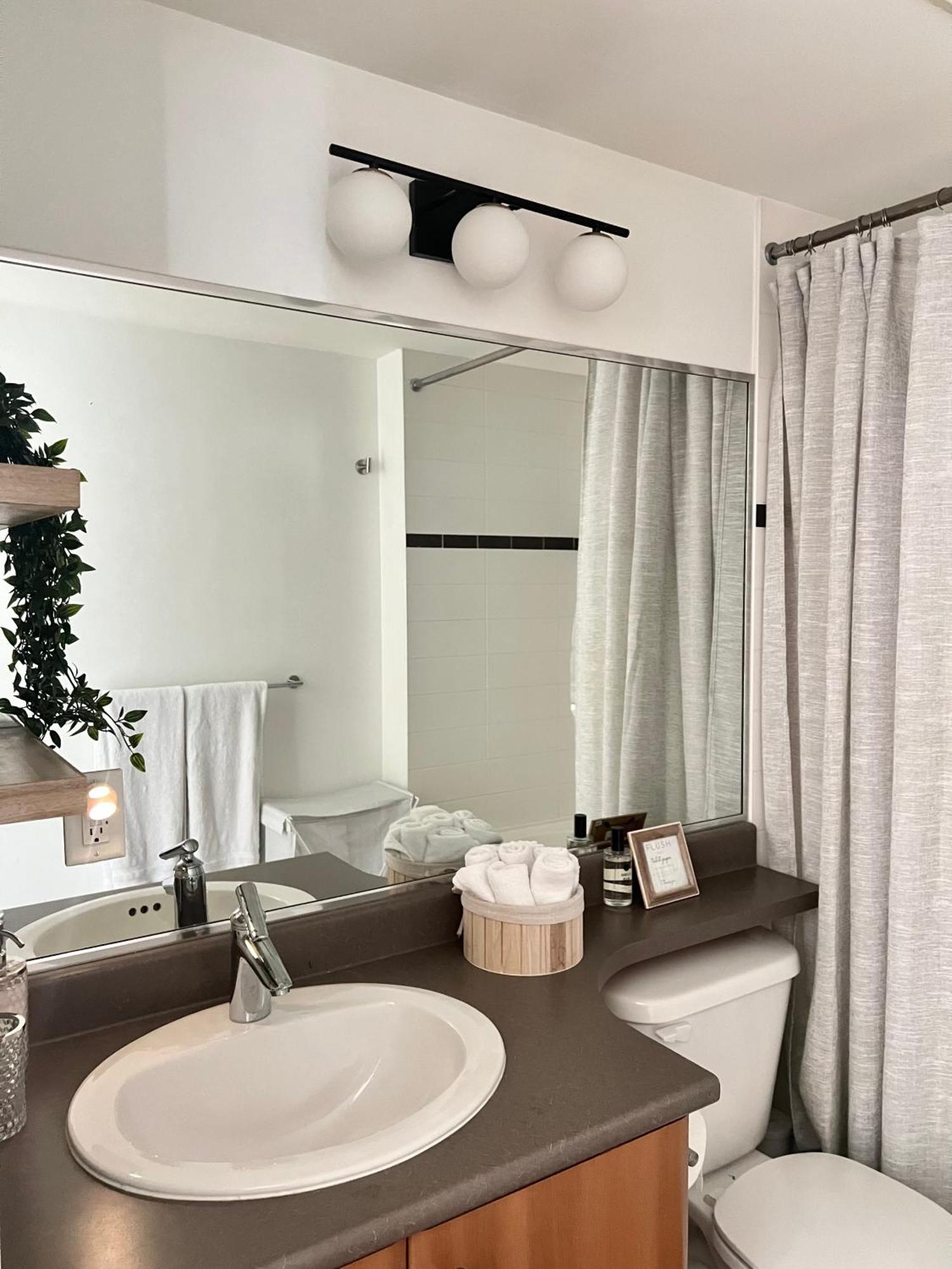 Lovely One-Bedroom Apartment With Pool, Hot Tub, And Gym In The Heart Of Downtown, Skytrain 3Min Away Vancouver Exterior foto