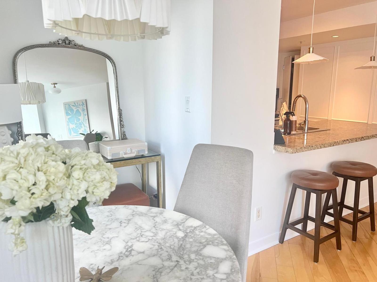 Lovely One-Bedroom Apartment With Pool, Hot Tub, And Gym In The Heart Of Downtown, Skytrain 3Min Away Vancouver Exterior foto