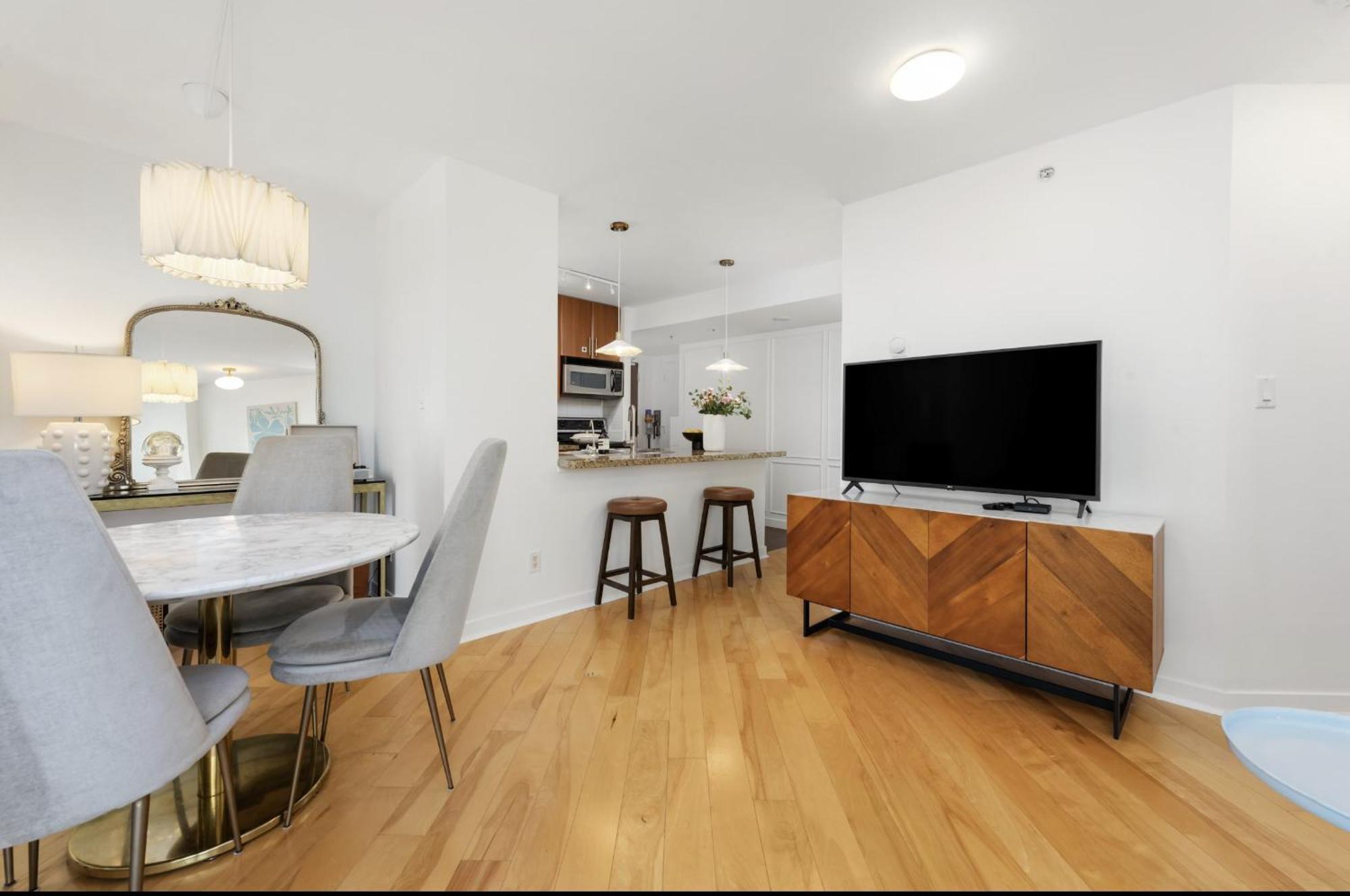 Lovely One-Bedroom Apartment With Pool, Hot Tub, And Gym In The Heart Of Downtown, Skytrain 3Min Away Vancouver Exterior foto